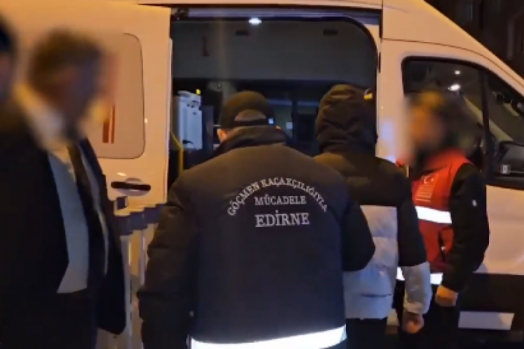 “Kalkan-31” operasyonlarında 1298 düzensiz göçmen yakalandı Yerlikaya, sosyal medya hesabından yaptığı açıklamada, ülkenin huzur ve güvenliği
