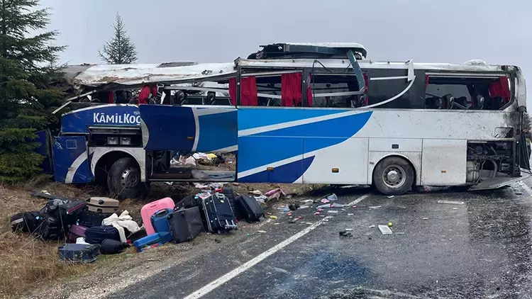 Bursa yolunda korkunç kaza: Ölü ve çok sayıda yaralı Eskişehir-Seyitgazi kara yolunun Derbent mevkisinde Ömer Yeşilyurt (43) idaresindeki Kamil