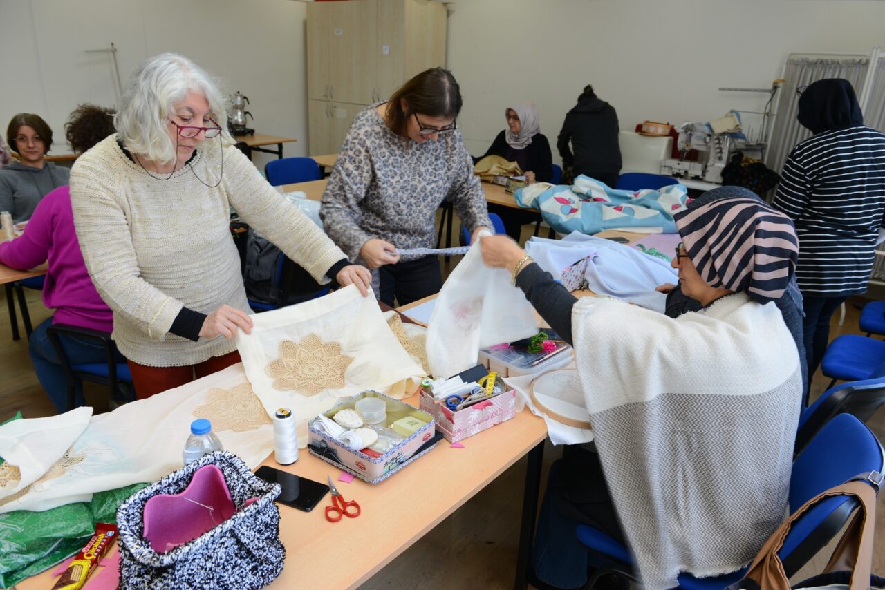 NİLSEM’de yeni dönem başladı! Kasım ayının son haftasında başlayan kurslarda, kadınlar ev tekstili, takı