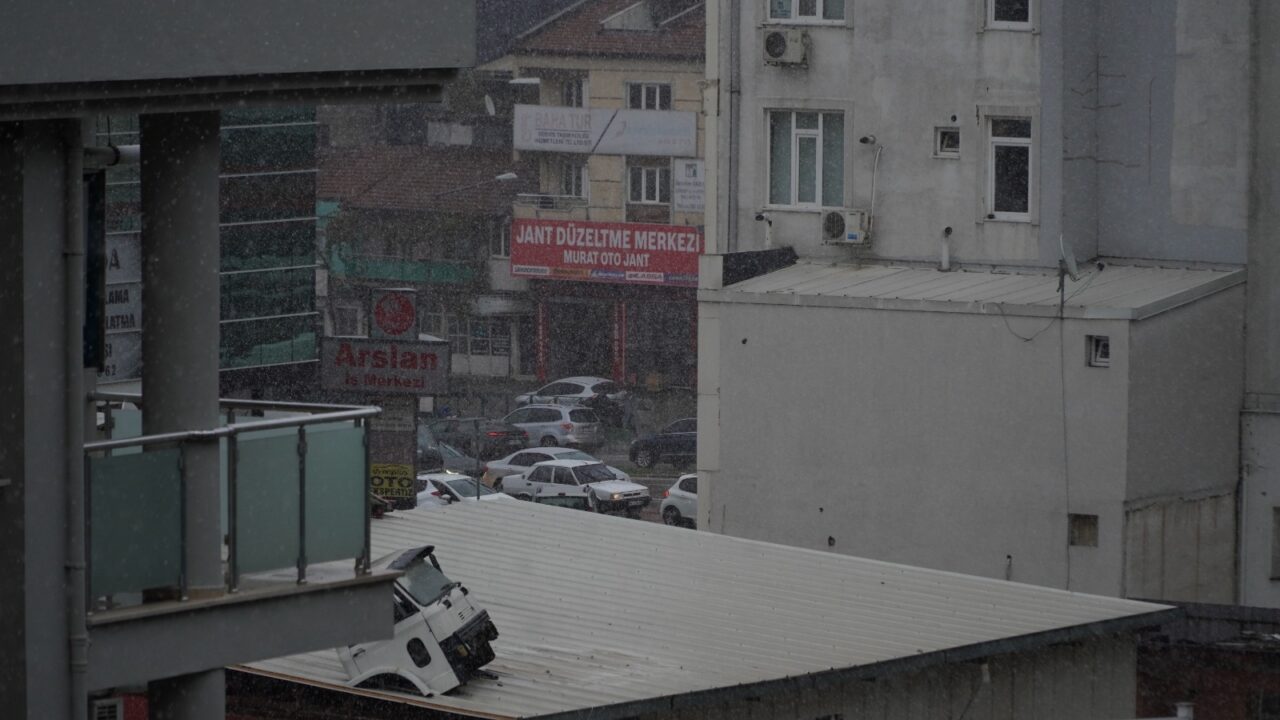 Bursa’ya mevsimin ilk karı yağdı Bursa merkez ile Osmangazi, Yıldırım ve Nilüfer ilçelerinde yağan yağmur,
