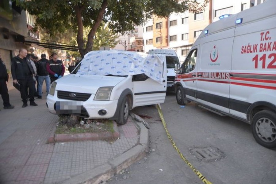 Adana’da önce eski sevgilisini sonra kendisini vurdu! Olay, saat 13.30 sıralarında Seyhan ilçesi Kurtuluş Caddesi‘nde meydana geldi.