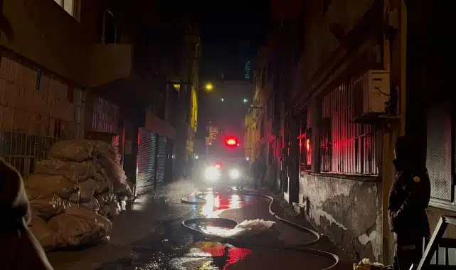 Bursa’da korkutan yangın! Ekipler zor anlar yaşadı Yangın, saat 03.00 sıralarında merkez Yıldırım ilçesi Duaçınarı Mahallesi üzerinde