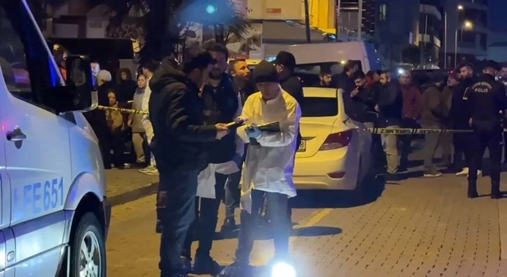 İstanbul’da aile katliamı: 2 ceset daha bulundu! İstanbul Büyükçekmece‘deki aile faciasında dün 5 kişi hayatını kaybetmişti. Bugün,