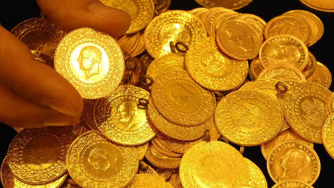 Altın fiyatları ne kadar? Gram altın kaç lira? 22 Kasım 2024 altın kuru fiyatları Altın fiyatları, jeopolitik risklerin etkisiyle yükselişini sürdürdü. Ons altın, güne