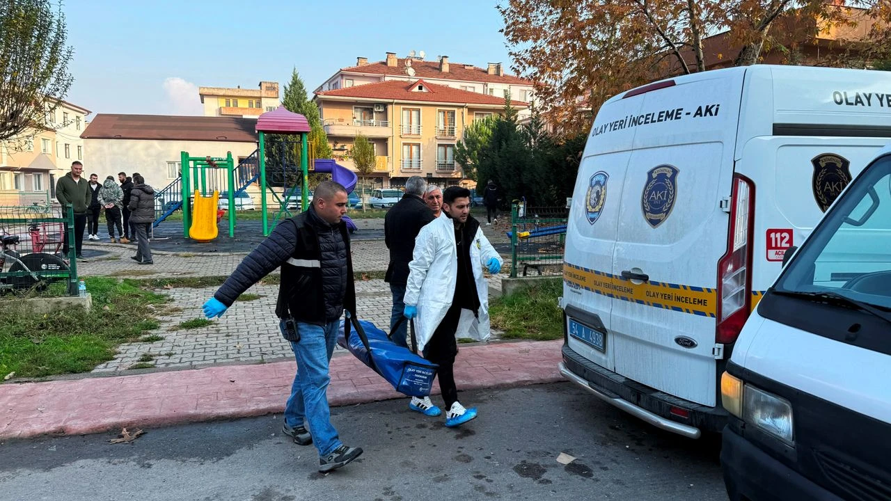 Çocuk parkında başından vurulmuş halde ölü bulundu! Erenler ilçesi Tabakhane Mahallesi 4035. Sokak üzerinde bulunan bir çocuk