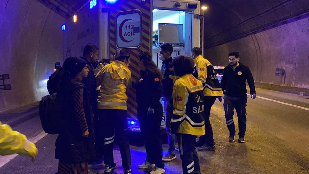 TEM’de iki yolcu otobüsü ve tır kazaya karıştı: 14 yaralı! TEM Otoyolu‘nun İstanbul istikameti Korutepe Tüneli’nde, tır ve iki şehirlerarası