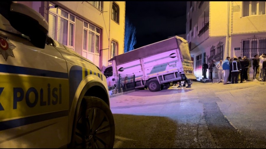 Bursa’da kamyonet evin salonuna daldı! Kaza, saat 01.30 sıralarında merkez Yıldırım ilçesi Zümrütevler Mahallesi 3.
