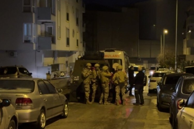 Kadını rehin aldı! Polisler etkisiz hale getirdi Balıkesir‘in merkez Altıeylül ilçesinde, Gaziosmanpaşa Mahallesi’nde bir kadının rehin alındığı
