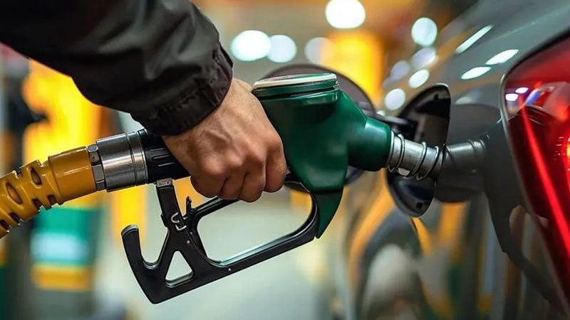 Benzine indirim yolda! Akaryakıt fiyatlarındaki dalgalanmalar araç sahiplerinin gündeminde yer alıyor. Bu kez