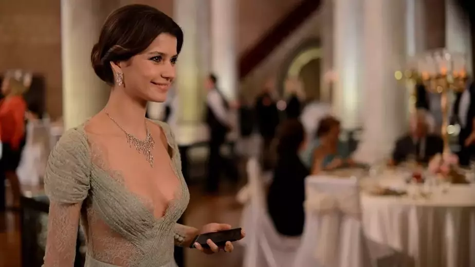 Beren Saat kombiniyle katıldığı davete damga vurdu Uzun süredir ekranlardan uzak kalıp daha çok internette yer alan
