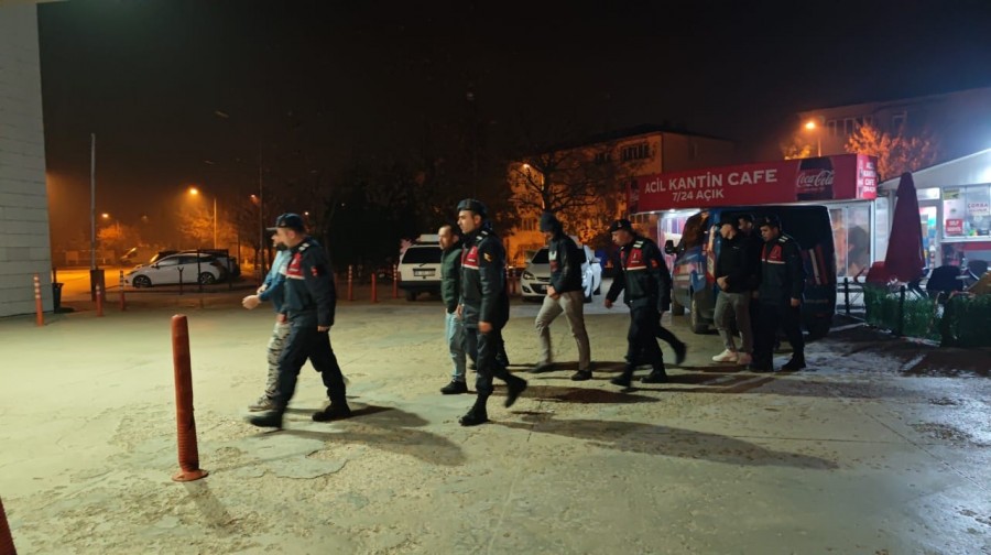 Bursa’da 7 göçmen yakalandı! Alınan bilgiye göre, jandarma ekipleri, kırsal Hamzabey Mahallesi‘ndeki bir evde