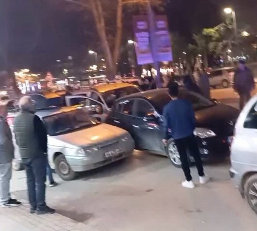Bursa’da direksiyon başında fenalaştı, trafik karıştı! Bursa’da direksiyon başında fenalaştı, trafik karıştı. Kaza, saat 20.30 sıralarında