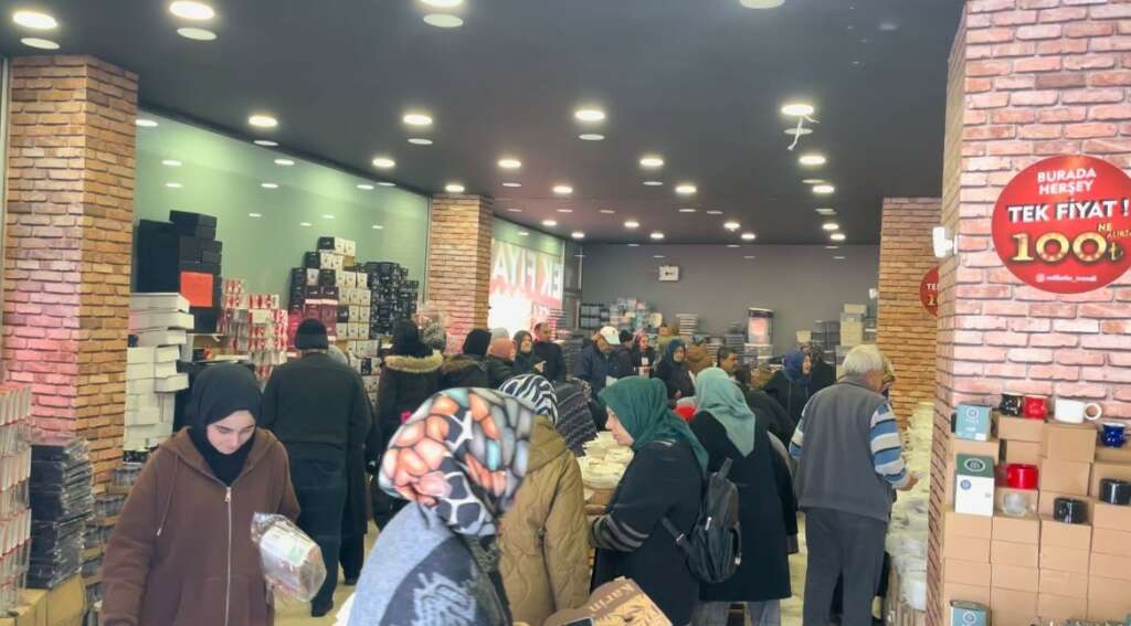 Bursa’da ürünler yarı fiyatına indi, vatandaşlar birbirini ezdi! Bazı vatandaşlar yaşanan izdiham sonrası ezilirken, bazıları da ayağından çıkan