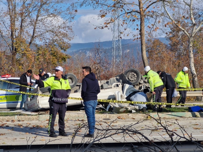 Bursa’da takla atan kamyonette 2 kişi hayatını kaybetti Bursa’da takla atan kamyonette 2 kişi hayatını kaybetti Kaza, saat
