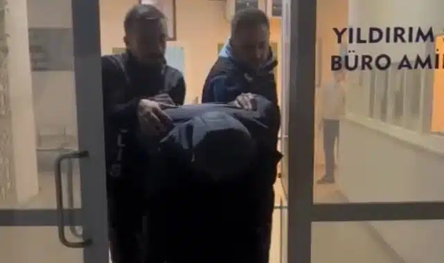 Bursa’da hapis cezasıyla aranıyordu: Galatasaray maçı izlerken yakalandı! Bursa‘da Yıldırım Suç Önleme ve Soruşturma Büro Amirliği ekipleri aranması