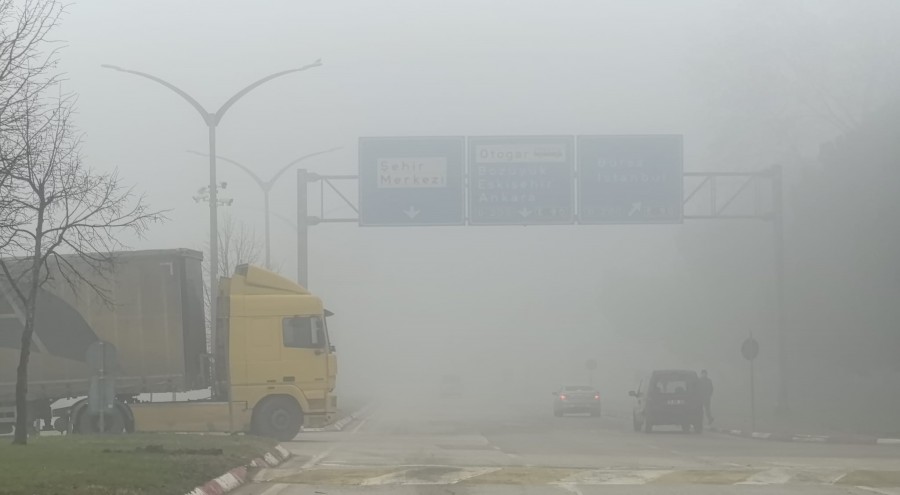 Bursa’da yoğun sis hayatı olumsuz etkiledi! Bursa‘nın İnegöl ilçesinde sabahın ilk saatlerinde yoğun sis etkisini gösterdi.