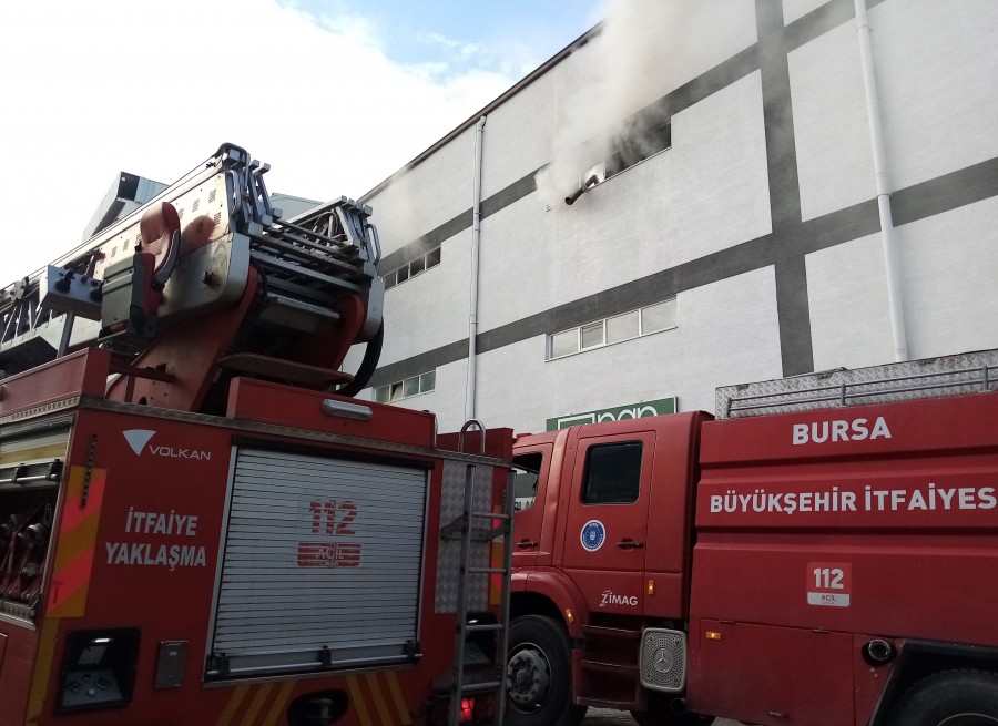 Bursa İnegöl’de panik yaratan yangın! Süleymaniye Mahallesi Babacan Caddesi üzerinde faaliyette bulunan bir mobilya fabrikasında,