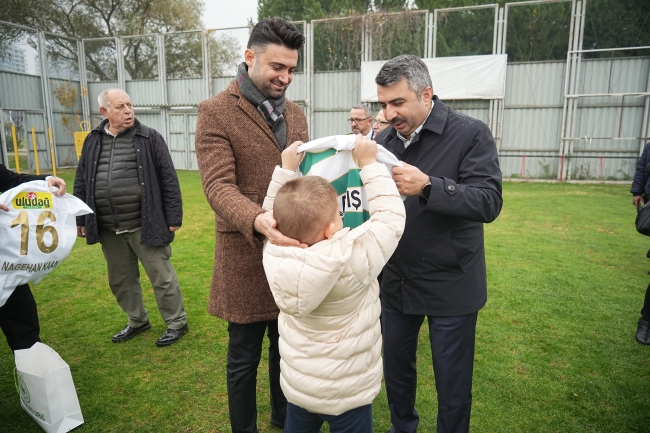 Bursaspor ve Yıldırım Belediyesi’nden çocuklara anlamlı hediye Yıldırım Belediye Başkanı Oktay Yılmaz ve Bursaspor Başkanı Enes Çelik,