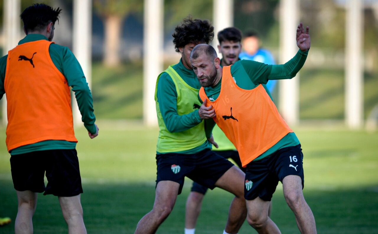 Bursaspor, Artvin Hopaspor maçı hazırlıklarına başladı Bursaspor sahasında Artvin Hopaspor ile oynayacağı maçın hazırlıklarına Teknik Direktör