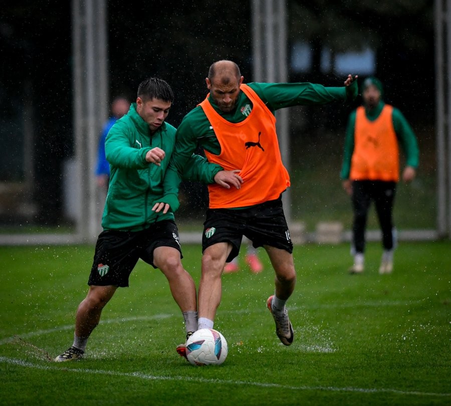 Isınma hareketleriyle başlayan antrenman, pas oyunlarıyla devam etti. Bursasporlu futbolcular