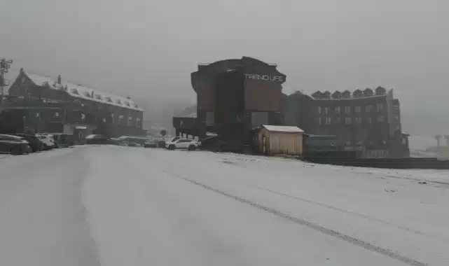 Bursa Uludağ’da sezonun ilk karı yağdı! Türkiye’nin en önemli turizm merkezlerinden biri olan Bursa Uludağ‘da sezonun