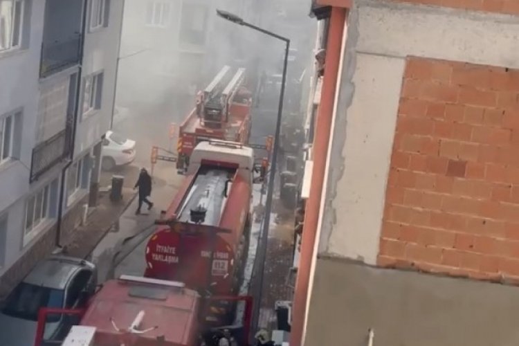 Bursa’da apartmanda yangın paniği! Edinilen bilgiye göre, Mahmudiye Mahallesi Latif Sokak üzerinde bulunan 5