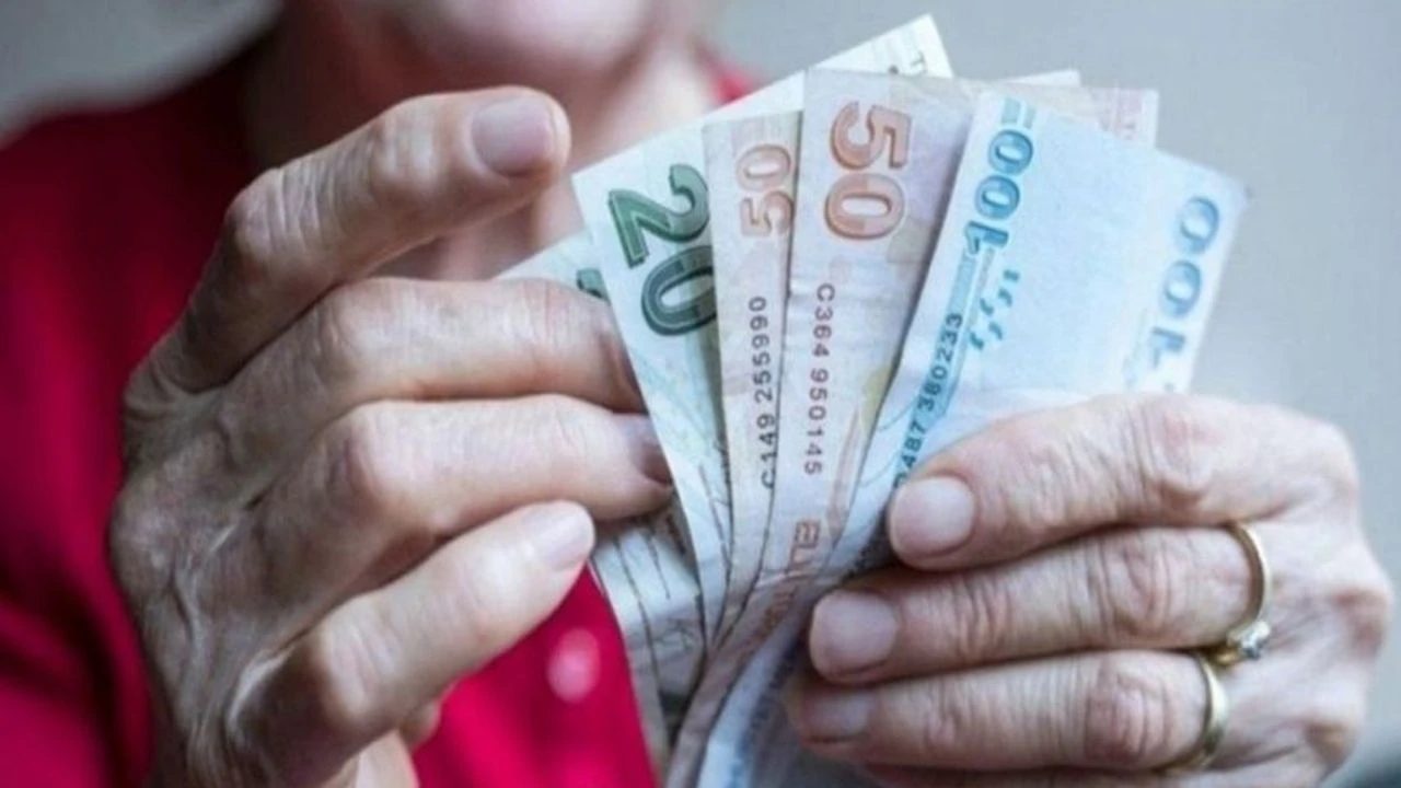 En düşük emekli maaşı ne kadar zamlanacak? Yıl sonuna doğru yaklaştıkça milyonlarca memur ve emekli ocak ayında