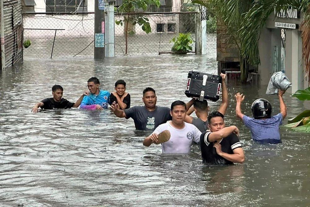 Filipinler’de tayfun alarmı: 160 bin kişi tahliye edildi Filipinler’e yaklaşan Yinxing Tayfunu, ülkede hayatı olumsuz etkiledi. Bu akşam