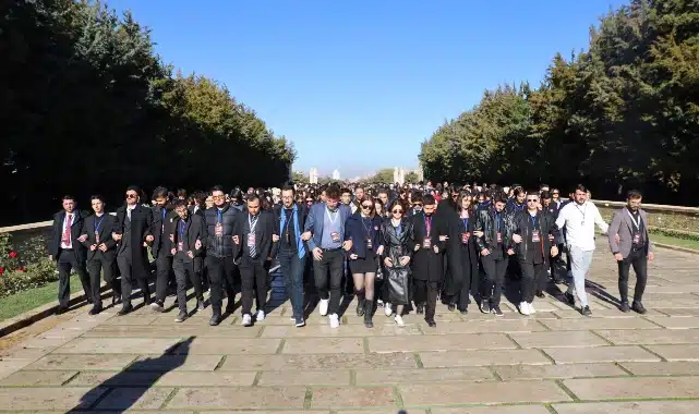 Bursalı yüzlerce genç Anıtkabir’de Bursa Kent Konseyi Gençlik Meclisi tarafından Büyükşehir Belediyesi katkıları ile