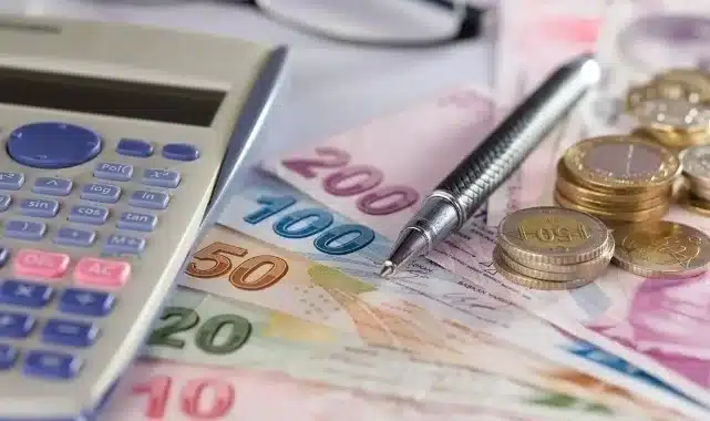 Merkez Bankası yıl sonu enflasyon tahminini yükseltti TCMB Başkanı Fatih Karahan’ın konuşmasının satırbaşları şu şekilde: “Dezenflasyon sürecimiz