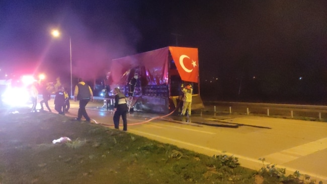 Bursa’da Yangın domates yüklü kamyon alev alev yandı! Bursa’da Yangın Yangın, akşam saatlerinde İznik Yolu Otoban Kavşağı mevkiinde