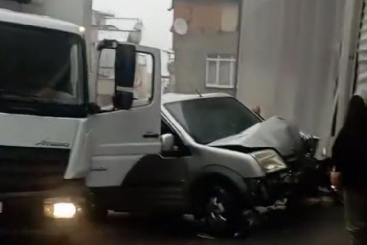 Bursa’da freni patlayan kamyonet dehşet saçtı Olay, merkez Yıldırım ilçesi Kurtbasan Mahallesi’nde meydana geldi. Edinilen bilgiye