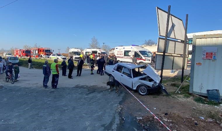 TIR’la çarpışan otomobil parçalandı: Çok sayıda yaralı! Kocaeli‘nin Kartepe ilçesi D-100 Karayolu Ankara istikameti İbrikdere mevkiinde korkunç