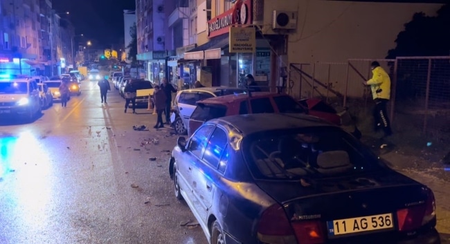 Bursa’da kontrolden çıkan araç 3 araca çarparak durabildi! Bursa’da kontrolden çıkan araç 3 araca çarparak durabildi. Saat 03.30