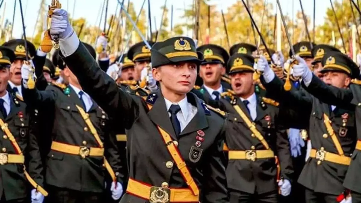 Kılıçlı yemin olayında İki teğmene daha tebligat gitti! Kara Harp Okulu‘nun 30 Ağustos’ta düzenlenen mezuniyet töreninde teğmenlerin “Mustafa