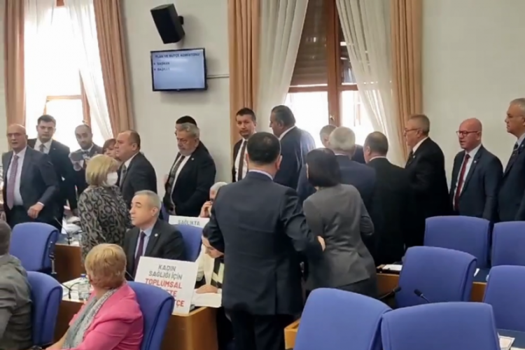 CHP’li milletvekilleri: Bakanı istifaya davet ediyoruz Komisyon, AK Parti Samsun Milletvekili Mehmet Muş başkanlığında toplandı. Komisyonda;