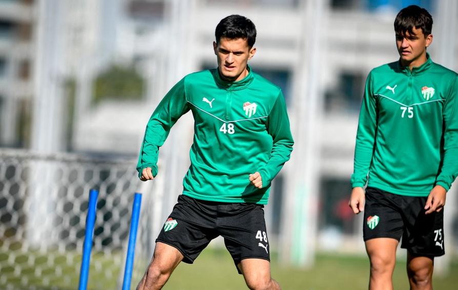 Lider Bursaspor’da hazırlıklar sürüyor Bursaspor, deplasmanda Kırşehir FSK ile oynayacağı maçın hazırlıklarına Teknik Direktör