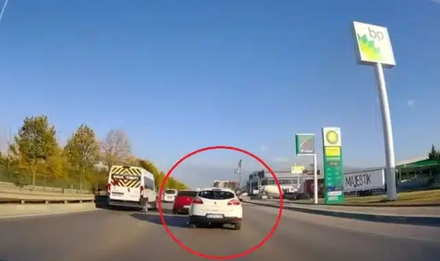 Bursa’da makas atan sürücüye para cezası kesildi Olay, dün sabah saatlerinde Bursa’nın Nilüfer ilçesi Görükle Kavşağı yakınları