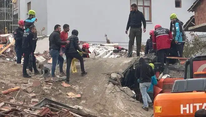 Bina yıkımı sırasında göçük: Operatör enkaz altında kaldı! Malatya‘da yıkımı gerçekleştirilen ağır hasarlı binanın iş makinesinin üzerine devrilmesi