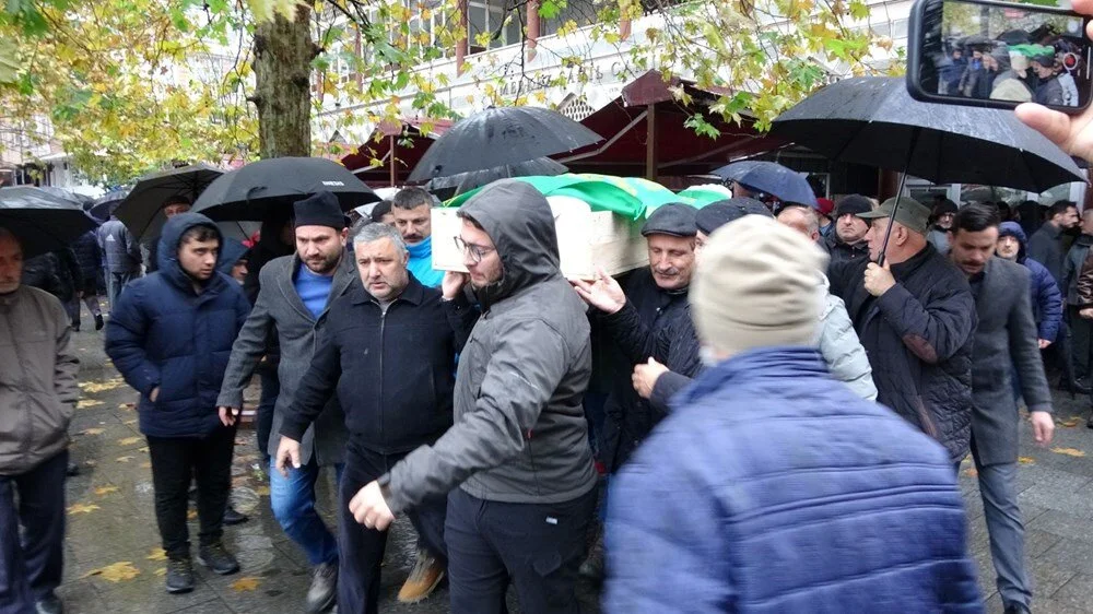 Mustafa öğretmene, Öğretmenler Günü’nde gözyaşlarıyla veda! Rize’de akciğer kanseri tedavisi gördüğü hastanede yaşamını yitiren emekli öğretmen