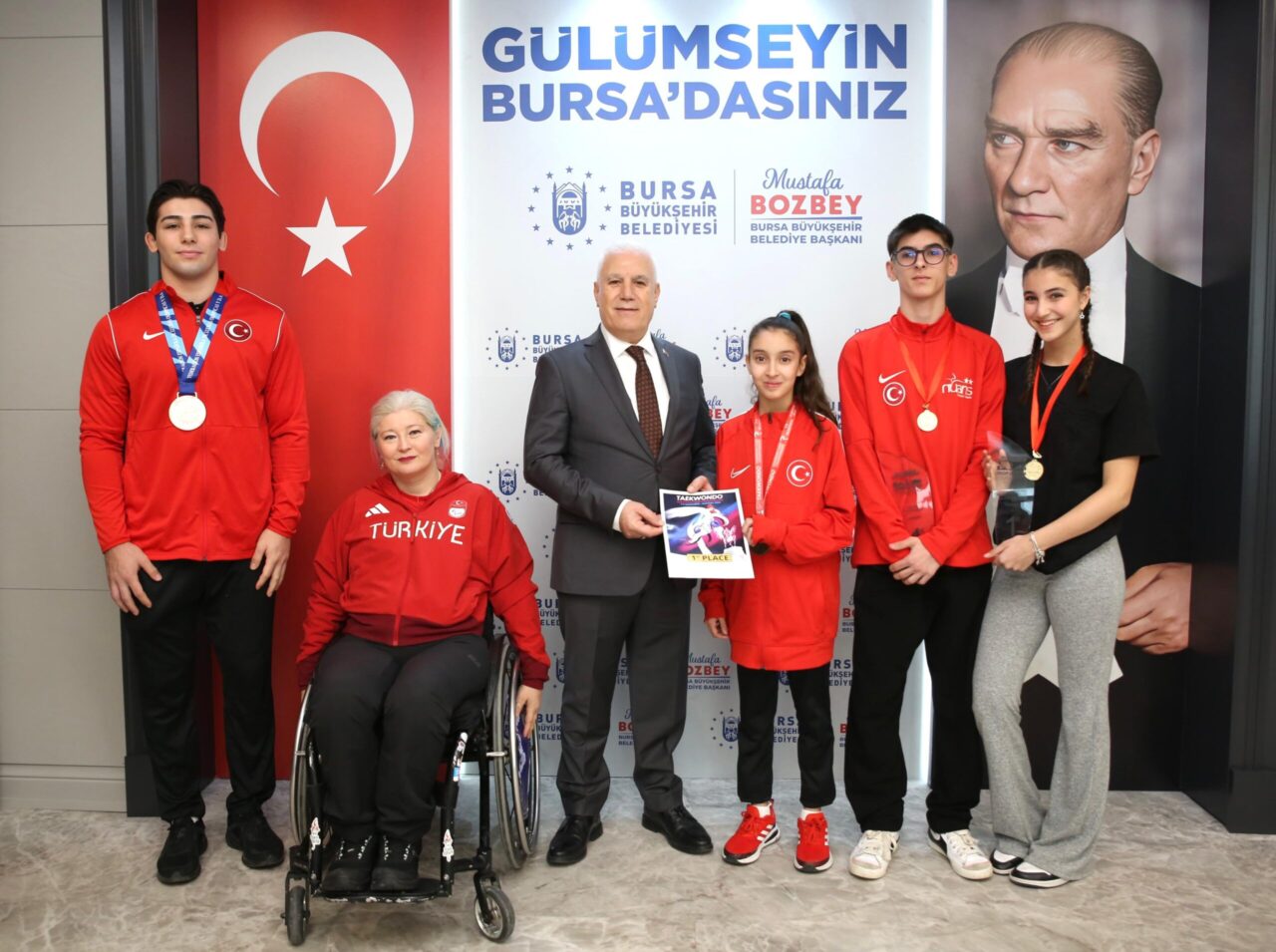 Şampiyon sporcular Başkan Bozbey’i ziyaret etti Başarılarıyla Bursa’nın gururu olan sporcular, Büyükşehir Belediye Başkanı Mustafa Bozbey’i