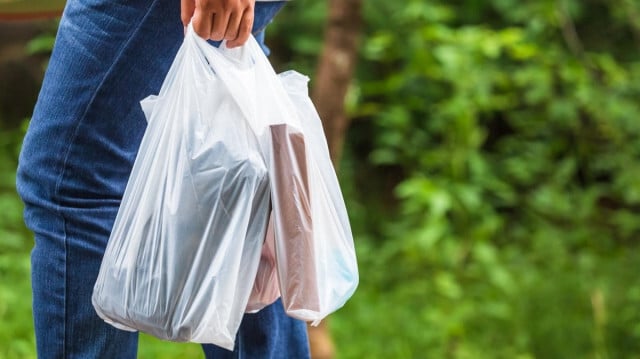 Plastik poşetlerin fiyatına zam mı geliyor? Plastik kaynaklı atık kirliliğinin önüne geçilmesi amacıyla plastik poşetler, 1