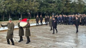 Milli Eğitim Bakanı Tekin, beraberindeki heyetle Anıtkabir‘i ziyaret etti. Bakan