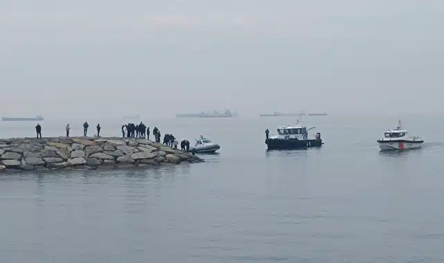 İstanbul‘un Pendik ilçesinde sahilde kıyıya vuran 2 kişinin hareketsiz yattığını