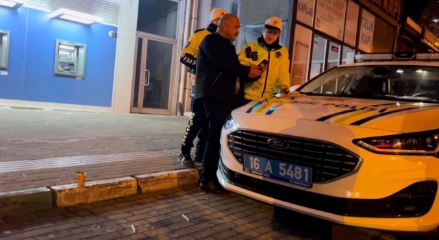 Bursa’da alkollü sürücü polise zor anlar yaşattı! Bursa‘da kent genelindeki bir çok noktada uygulama yapıp kural tanımaz