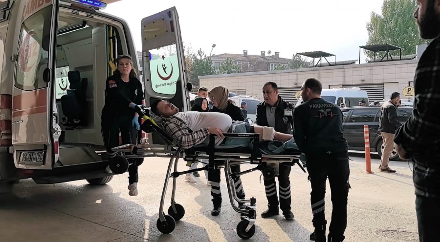 Bursa’da kan davası! Motosiklet sürücüsüne silahlı saldırı Olay, saat 12.00 sıralarında Mahmudiye Mahallesi Sarmaşık Sokak’ta meydana geldi.