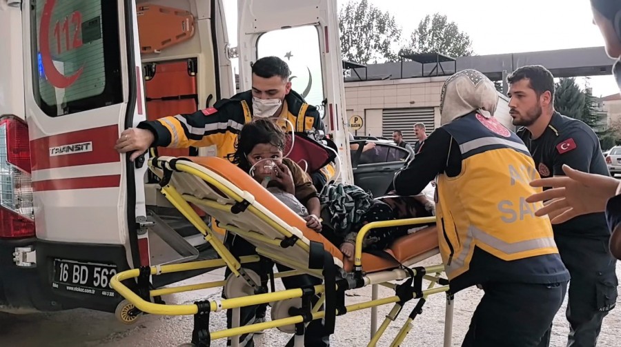 Bursa’da yanan evden son anda kurtuldular! Yangın, saat 13.30’da İnegöl ilçesinin Ertuğrulgazi Mahallesi Acar Sokakta bulunan