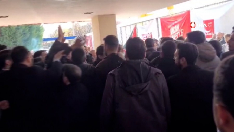 Saadet Partisi kongresinde delegeler arasında arbede Saadet Partisi’nin ‘Yaşanabilir bir Türkiye Ancak Saadet’le olur’ sloganıyla yapılan