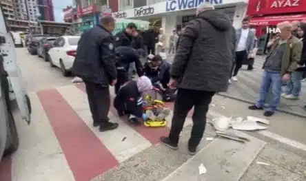 Bursa’da çatıdan kopan boru hastanelik etti! Olay, 15 Temmuz Demokrasi Meydanı‘nda meydana geldi. Şiddetli lodos sebebiyle