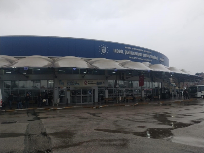 Bursa’da terminalde bıçaklı kavga! Olay sabah 05.00 sıralarında İnegöl Şehirlerarası otobüs terminalinde meydana geldi.